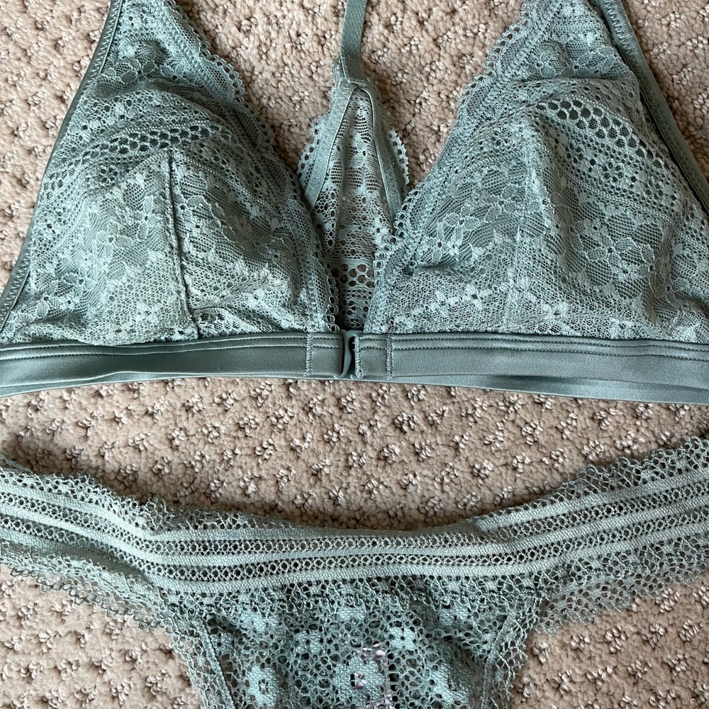 VS Matching Lace Set - Picture 2 of 2